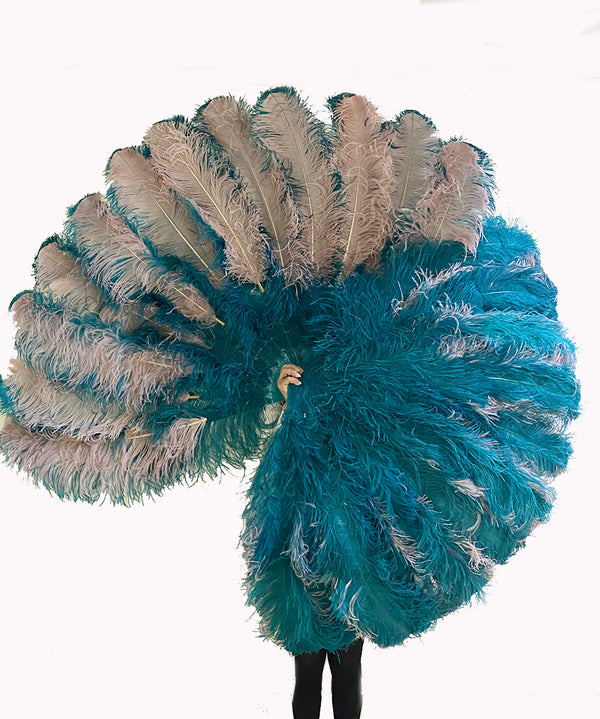 Un par de abanicos de plumas de avestruz de 3 capas de madera mixta de color verde azulado y beige, abierto 65&quot; con bolsa de cuero de viaje.