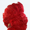 Abanico rojo de plumas de avestruz de 3 capas abierto 65&quot; con bolsa de viaje de cuero.