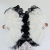 Un par de puntas blancas teñidas de negro. Abanico de plumas de avestruz de una sola capa de 24&quot;x 41&quot; con bolsa de viaje de cuero.
