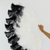Un par de puntas blancas teñidas de negro Abanico de pluma de avestruz de una sola capa de 24 "x 41" con bolsa de viaje de cuero.