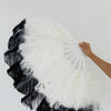 Un par de puntas blancas teñidas de negro. Abanico de plumas de avestruz de una sola capa de 24&quot;x 41&quot; con bolsa de viaje de cuero.