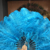 Un par de abanicos de plumas de avestruz de una sola capa color turquesa de 24&quot;x 41&quot; con bolsa de viaje de cuero.