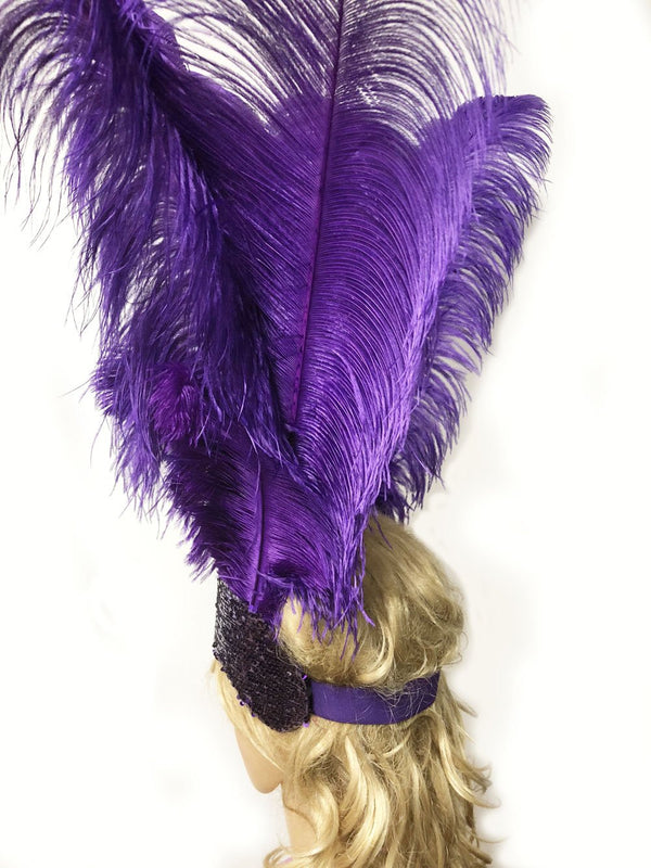 Tocado de plumas de avestruz de rostro abierto de corista violeta.