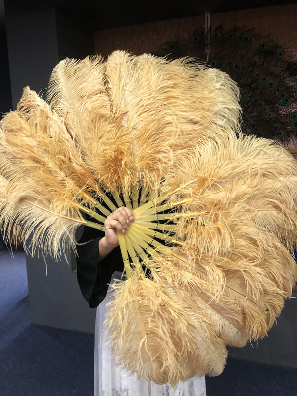 Un par de abanicos de plumas de avestruz de una sola capa de trigo de 24 &quot;x 41&quot; con bolsa de viaje de cuero.