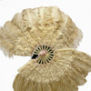 Abanico de plumas de avestruz y marabú de trigo de 27&quot;x 53&quot; con bolsa de viaje de cuero.