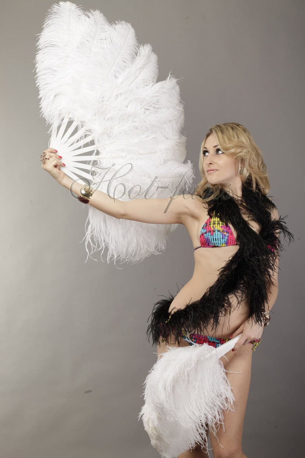 A pair white Single layer Ostrich Feather fan 24"x 41" with leather travel Bag.