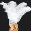 Weißer Showgirl-Kopfschmuck aus Straußenfedern mit offenem Gesicht.