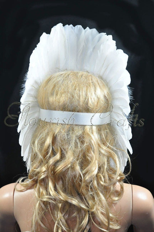 Corona de lentejuelas de plumas blancas tocado de bailarina corista de Las Vegas.