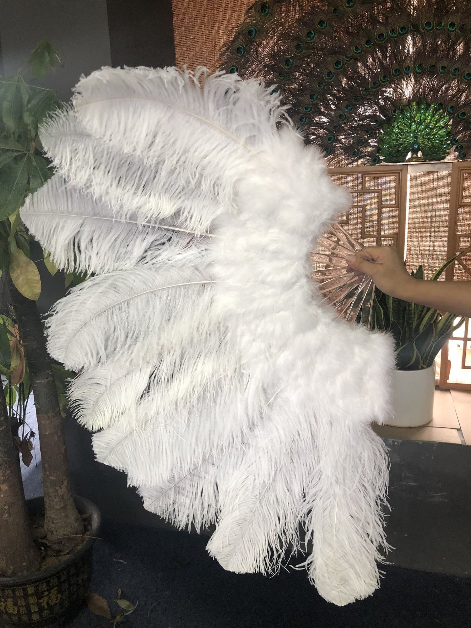 White Marabou Ostrich Feather fan 24"x 43" with Travel leather Bag.