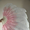 Mezcle un abanico de plumas de avestruz de 2 capas blanco y rosa de 30&#39;&#39;x 54&#39;&#39; con una bolsa de cuero de viaje.