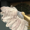 Un par de abanicos de plumas de avestruz de una sola capa de madera beige de 24&quot;x 41&quot; con bolsa de viaje de cuero.