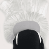 Mochila de hombro con plumas de avestruz y lentejuelas blancas.