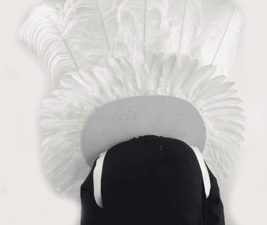 Mochila de hombro con plumas de avestruz y lentejuelas blancas.