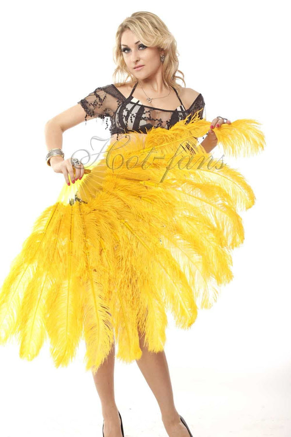 Abanico de plumas de avestruz de 2 capas de color amarillo dorado de 30 &quot;x 54&quot; con bolsa de viaje de cuero.