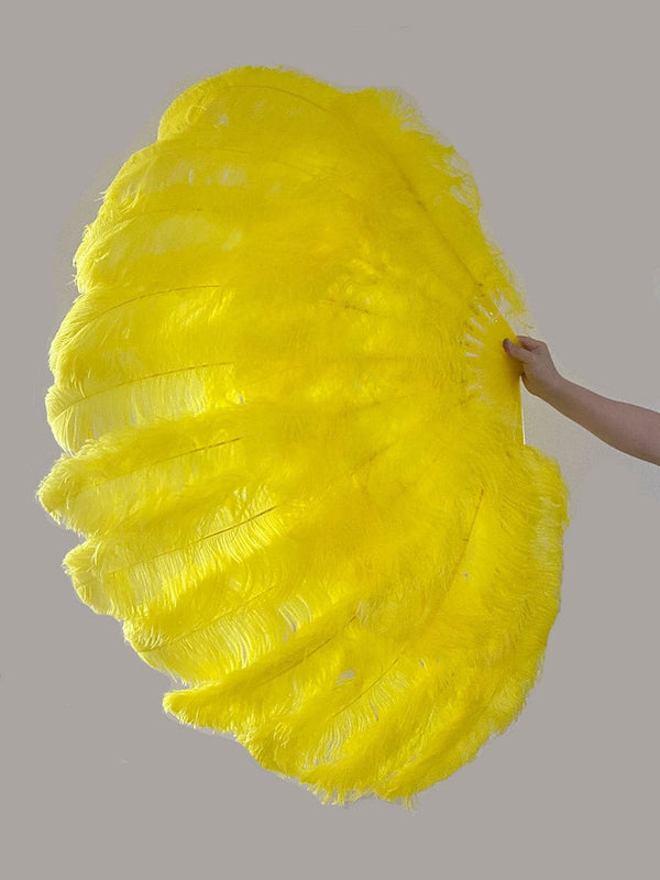 Abanico XL de plumas de avestruz amarillas de 2 capas de 34&#39;&#39;x 60&#39;&#39; con bolsa de viaje de cuero.