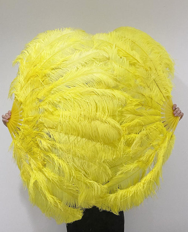 Abanico de plumas de avestruz amarillo de 2 capas de 30&quot;x 54&quot; con bolsa de viaje de cuero.