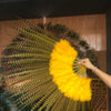 Abanico amarillo de plumas de marabú y faisán de 29 "x 53" con bolsa de viaje de cuero.