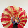 Un par de abanicos de plumas de avestruz de una sola capa mixtos de color rojo y trigo con bolsa de cuero de viaje.