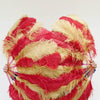 Un par de abanicos de plumas de avestruz de una sola capa mixtos de color rojo y trigo con bolsa de cuero de viaje.