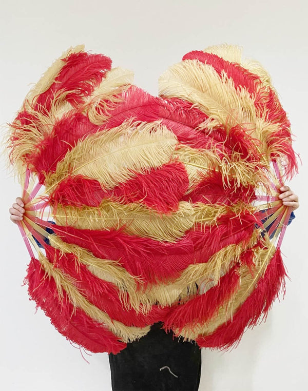 Um par de leque de penas de avestruz de camada única misturada de vermelho e trigo com bolsa de couro de viagem.