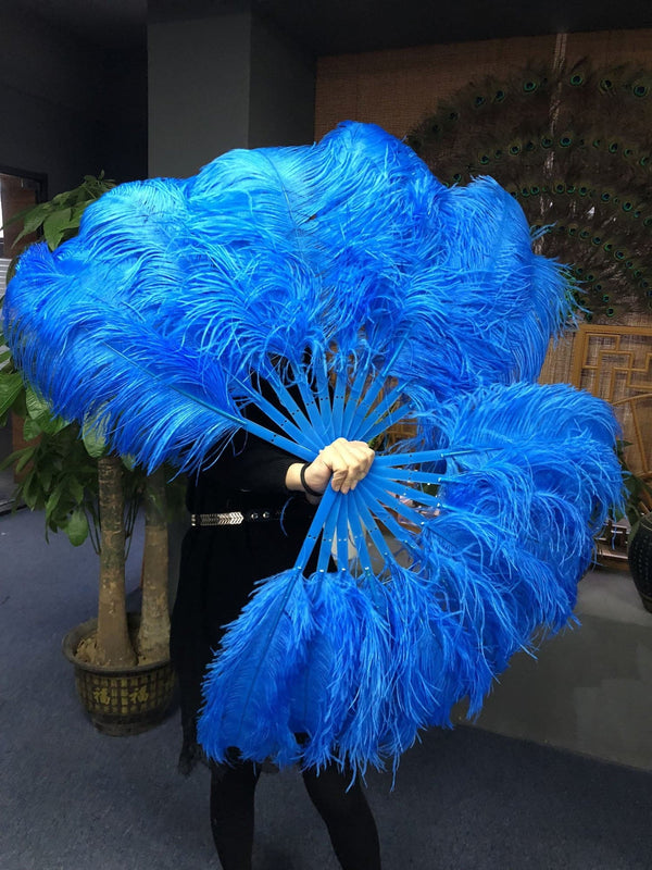 Un par de abanicos azules de plumas de avestruz de una sola capa de 24&quot;x 41&quot; con bolsa de viaje de cuero.