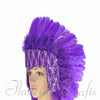 Lentejuelas de plumas de color púrpura oscuro coronan el tocado del tocado de bailarina corista de Las Vegas.