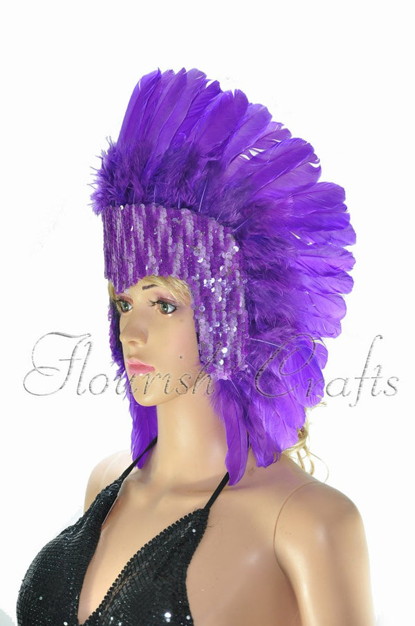 Lentejuelas de plumas de color púrpura oscuro coronan el tocado del tocado de bailarina corista de Las Vegas.